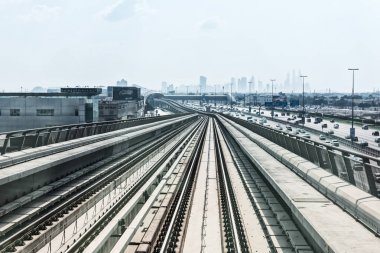 şehir merkezine metro yolda görünümü şehir dubai