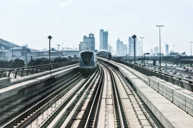 şehir merkezine metro yolda görünümü şehir dubai