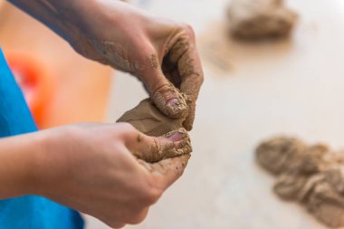 oluşturma bir çömlekçi kadın elinde