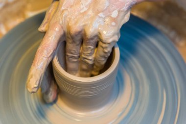 kadın elinde bir çömlekçi toprak bir kavanoz oluşturma