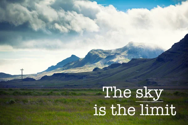 De hemel is de limiet, berg achtergrond — Stockfoto