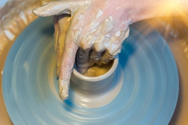 Frauenhände eines Töpfers, der ein irdenes Gefäß herstellt — Stockfoto