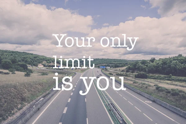 Motivação inspiradora citação estrada infinita — Fotografia de Stock