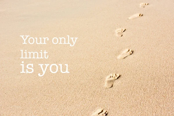 Inspirierende Motivation Zitat Fußabdrücke auf Sand am Strand — Stockfoto