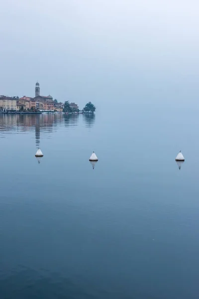 Vista panorámica del muelle de la ciudad de Salo en el lago Garda en Italia — Foto de Stock