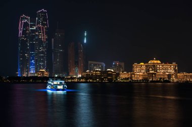 Abu Dabi binalar gece deniz manzarası