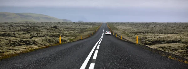 Motorväg genom Island landskap vid dimmig dag — Stockfoto