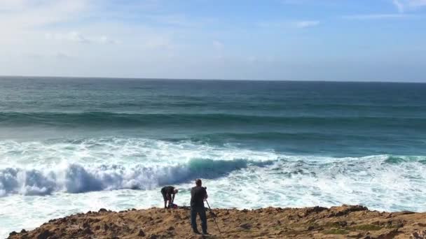 2017 日に彼のスマート フォンでポルトガルの岩海海岸のポルトガル Odeceixe 写真撮影 — ストック動画