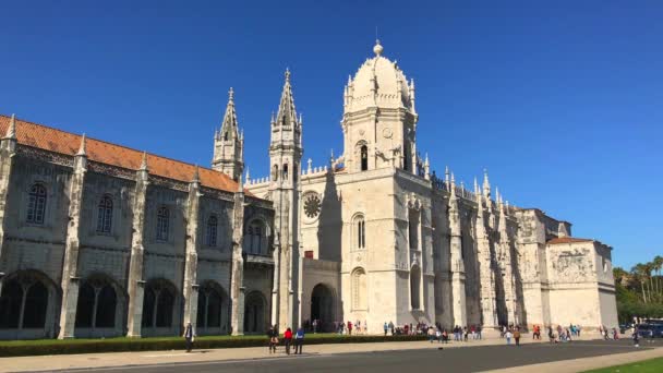 Portugal Lisbon April Menschen Besuchen Das Denkmal Mosteiro Dos Jeronimos — Stockvideo
