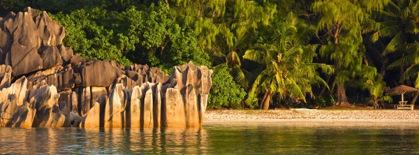 Spiaggia tropicale nell'isola di Curieuse Seychelles — Foto Stock