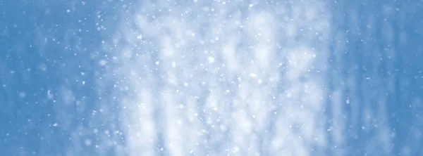 Sfocatura invernale sfondo con fiocchi di neve — Foto Stock
