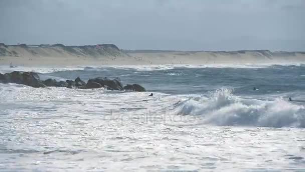 Silhuetas Surfistas Oceano Atlântico Perto Capbreton França — Vídeo de Stock