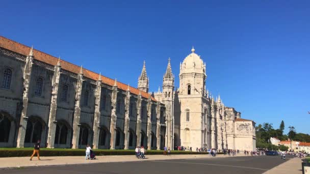 Portogallo Lisbona Aprile Gente Punto Riferimento Mosteiro Dos Jeronimos Nel — Video Stock