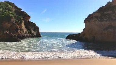 Portimao, Algarve, Portekiz 'deki Praia da Rocha' da doğal kayalar.