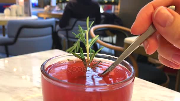 咖啡桌上的一杯热草药粉红浆果茶 — 图库视频影像