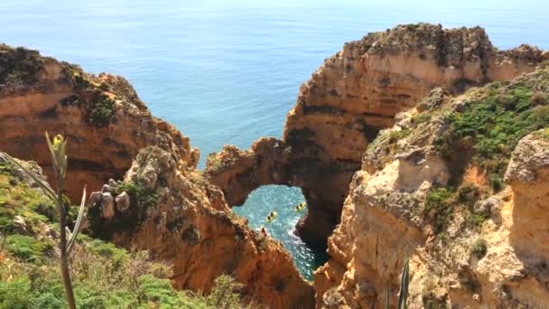 Ponta Piedade Groep Rotsformaties Langs Kust Van Lagos Algarve Portugal — Stockvideo