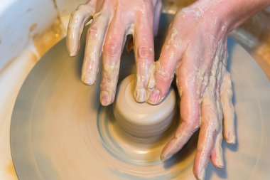 kadın elinde bir çömlekçi toprak bir kavanoz oluşturma