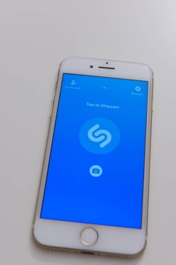 Apple Iphone 7 ekranda Shazam mobil uygulama