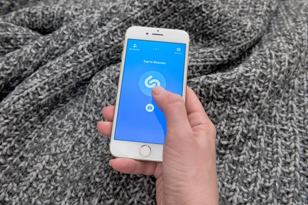 Aplicación móvil Shazam en la pantalla de Apple Iphone 7 — Foto de Stock