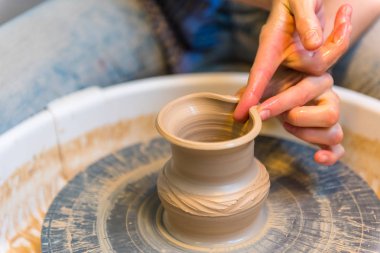 kadın elinde bir çömlekçi toprak bir kavanoz oluşturma