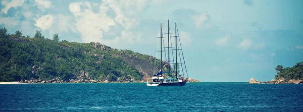 Yacht da diporto sulla costa delle Seychelles — Foto Stock