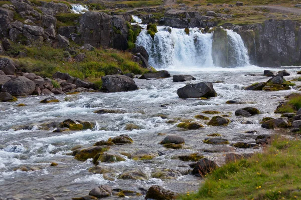 Verano Islandia Paisaje con una cascada — Foto de Stock