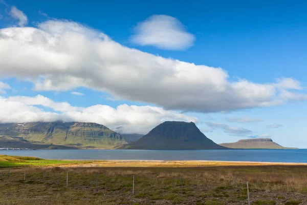 Ocidental islandês Kirkjufell paisagem montanhosa — Fotografia de Stock