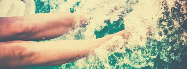 女性腿溅海水从一艘游艇 — 图库照片