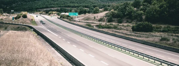 Autobahn durch Frankreich zur Sommerzeit — Stockfoto