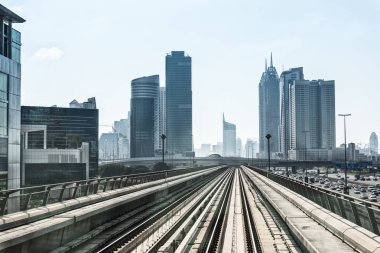 şehir merkezine metro yolda görünümü şehir dubai