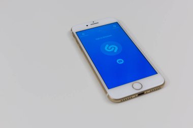 Apple Iphone 7 ekranda Shazam mobil uygulama