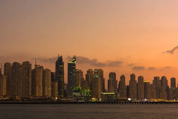 Paesaggio urbano notturno di Dubai, Emirati Arabi Uniti — Foto Stock
