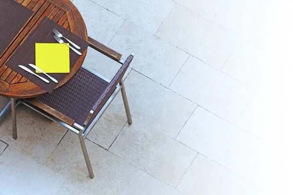 Открытое летнее кафе столы со стульями — стоковое фото