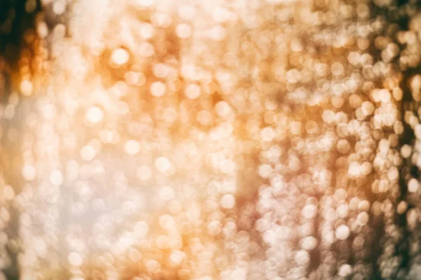 黄金色のライトの背景をデフォーカス — ストック写真