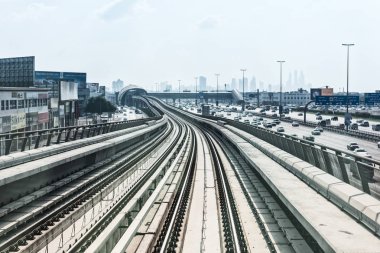 şehir merkezine metro yolda görünümü şehir dubai