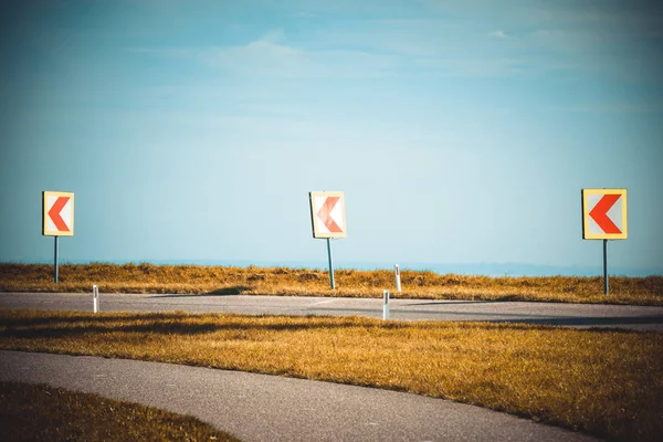 Teken links op een landweg — Stockfoto