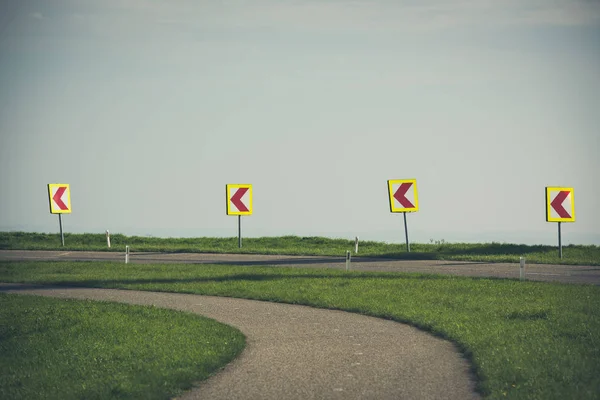 Sväng vänster skylt på en landsväg — Stockfoto