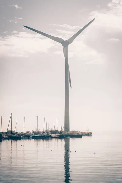 Venkova vodní krajina s pracovní Větrná turbína — Stock fotografie