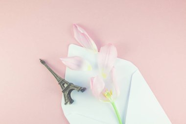 Eyfel Kulesi minyatür zarf içinde Pembe Lale