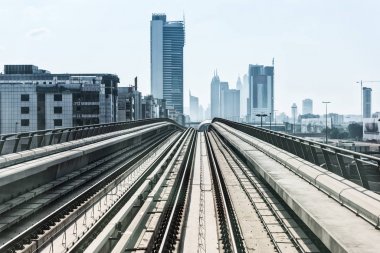 şehir merkezine metro yolda görünümü şehir dubai