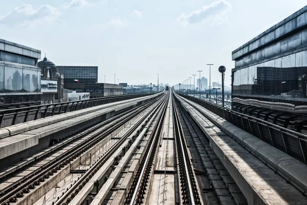 Vue sur la route du métro sur le centre-ville dubai — Photo