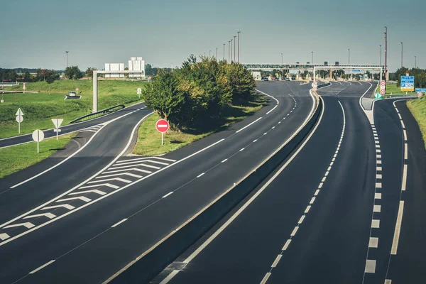 Miltilane snelweg met een tol betaling punt — Stockfoto