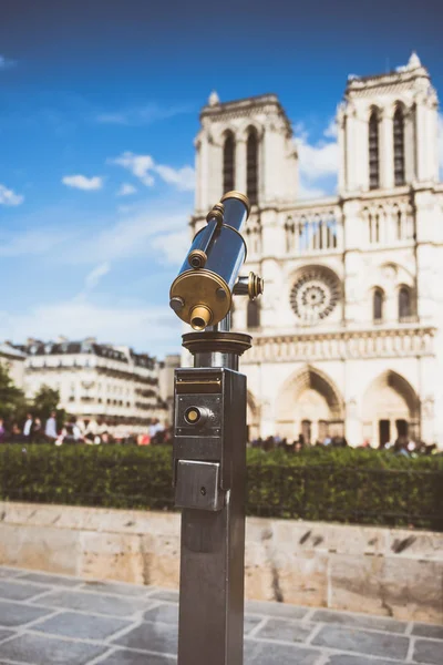 Telescópio com vista para Notre Dame — Fotografia de Stock