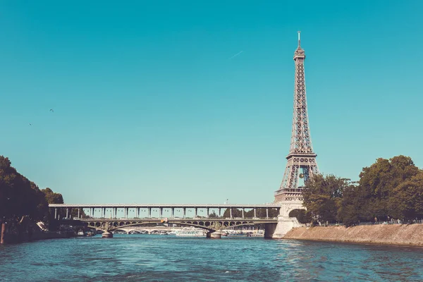 Eiffelovy věže a řeky Seiny — Stock fotografie