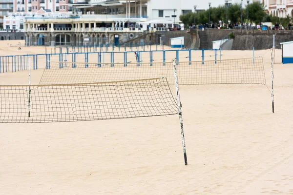 Volleyball net on a sand beach by the sea — Stock Photo, Image