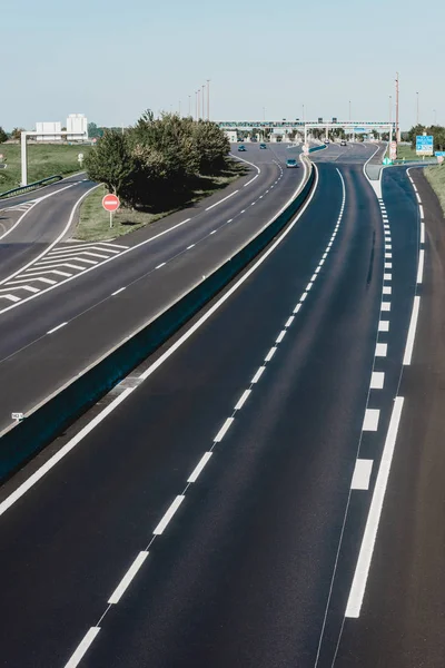 Autopista Miltilane con un punto de pago de peaje — Foto de Stock