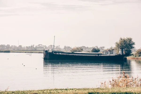 Old ship in a harbor of a dutch village — Stock Photo, Image