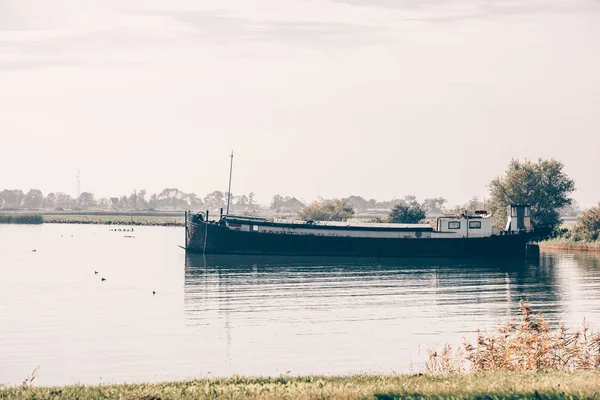 Oude schip in een haven van een Nigtevecht — Stockfoto