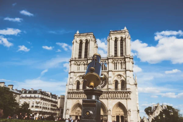 Telescópio com vista para Notre Dame — Fotografia de Stock