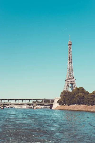 Eiffeltårnet og elven Seinen – stockfoto
